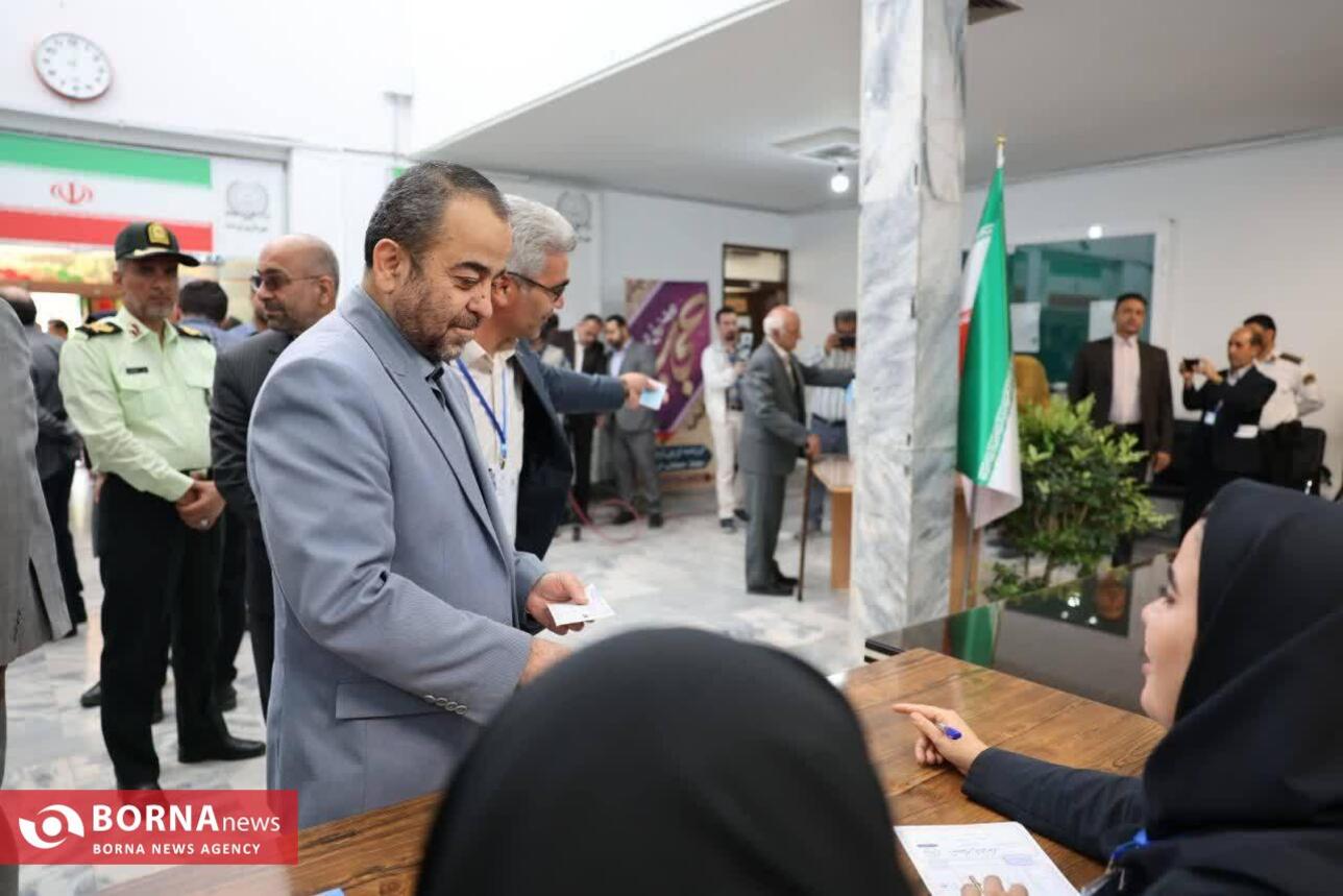 حضور استاندار خراسان جنوبی از شعب اخذ رای مرکز استان