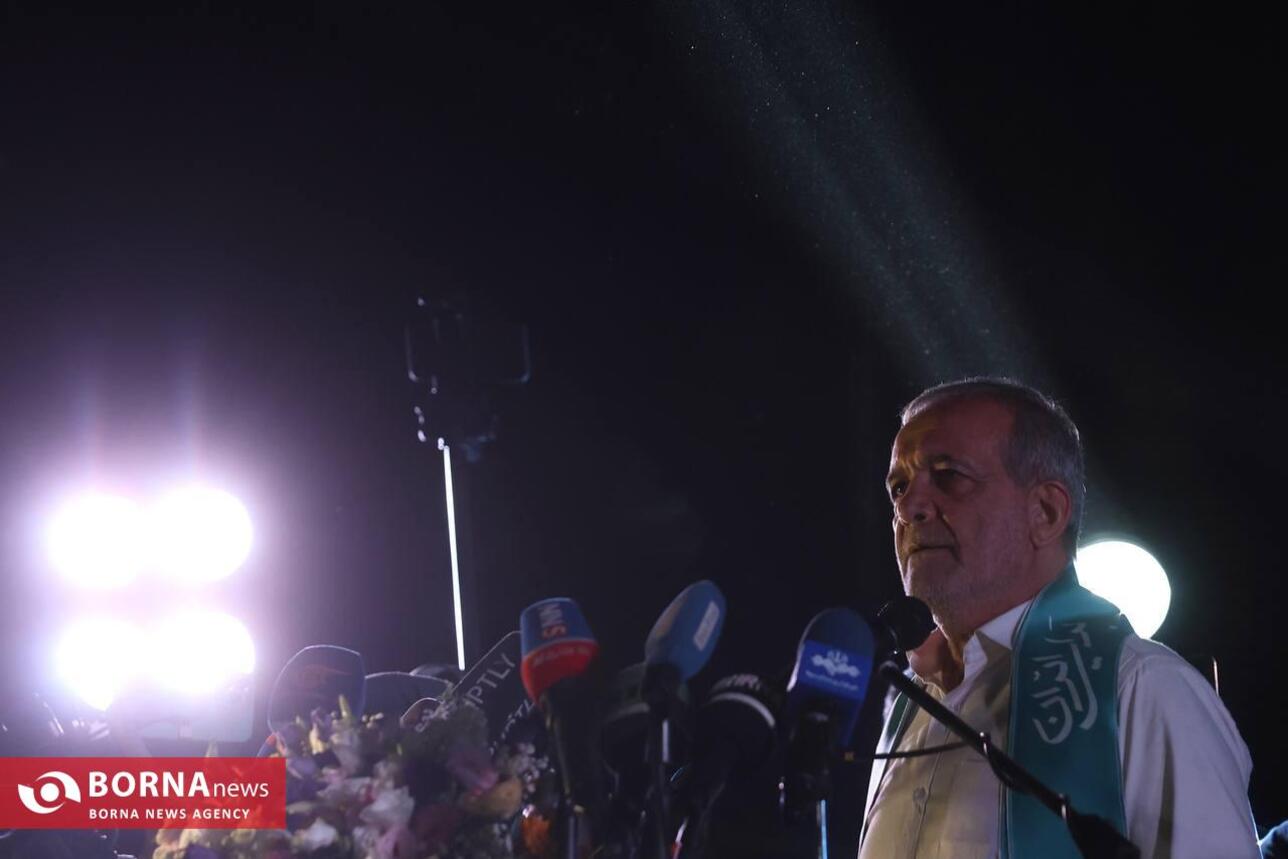 مسعود پزشکیان در آخرین همایش انتخاباتی در ورزشگاه حیدرنیا