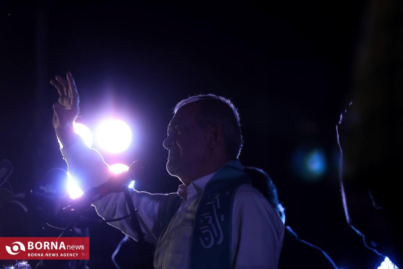 مسعود پزشکیان در آخرین همایش انتخاباتی در ورزشگاه حیدرنیا