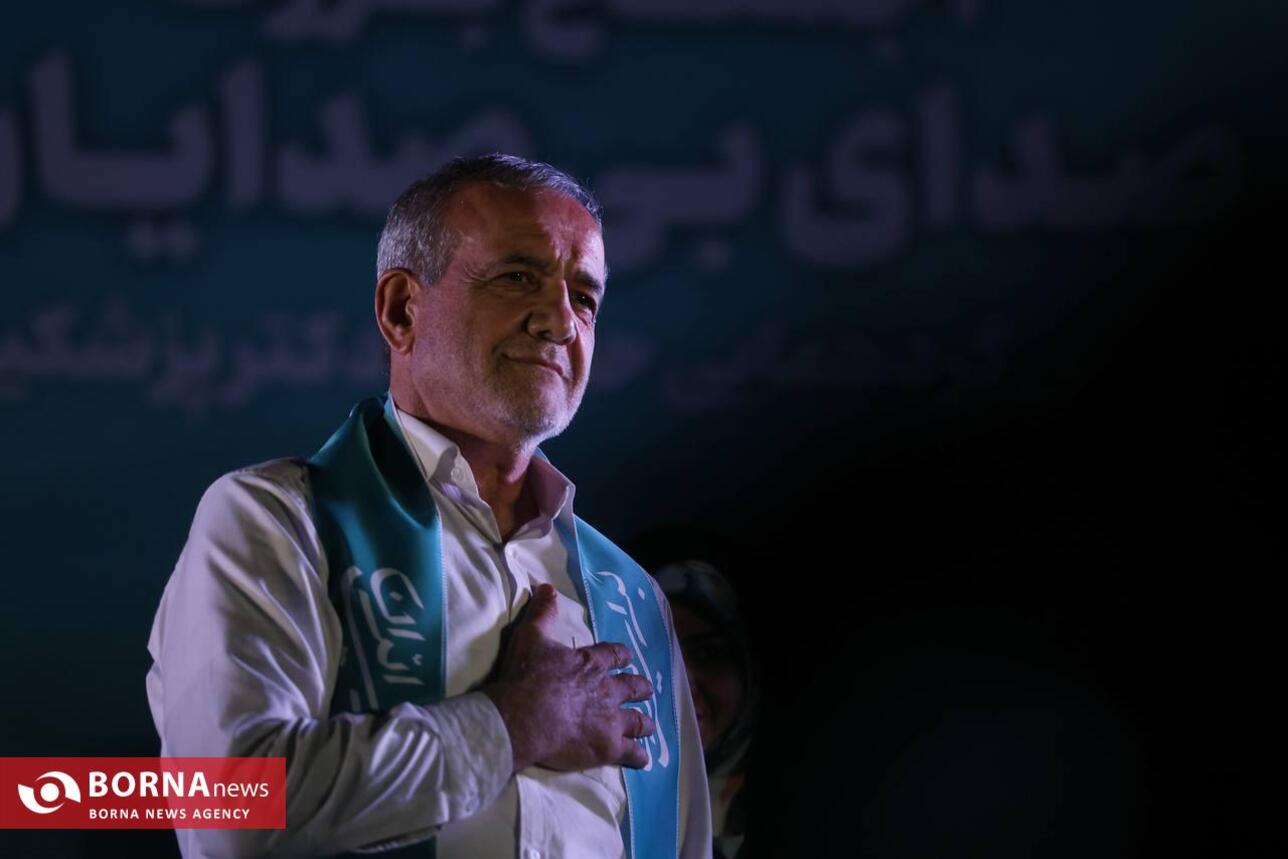 مسعود پزشکیان در آخرین همایش انتخاباتی در ورزشگاه حیدرنیا