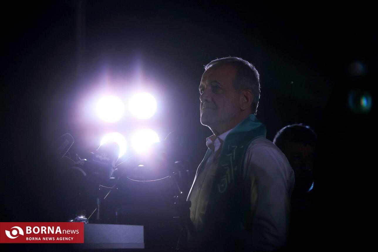 مسعود پزشکیان در آخرین همایش انتخاباتی در ورزشگاه حیدرنیا