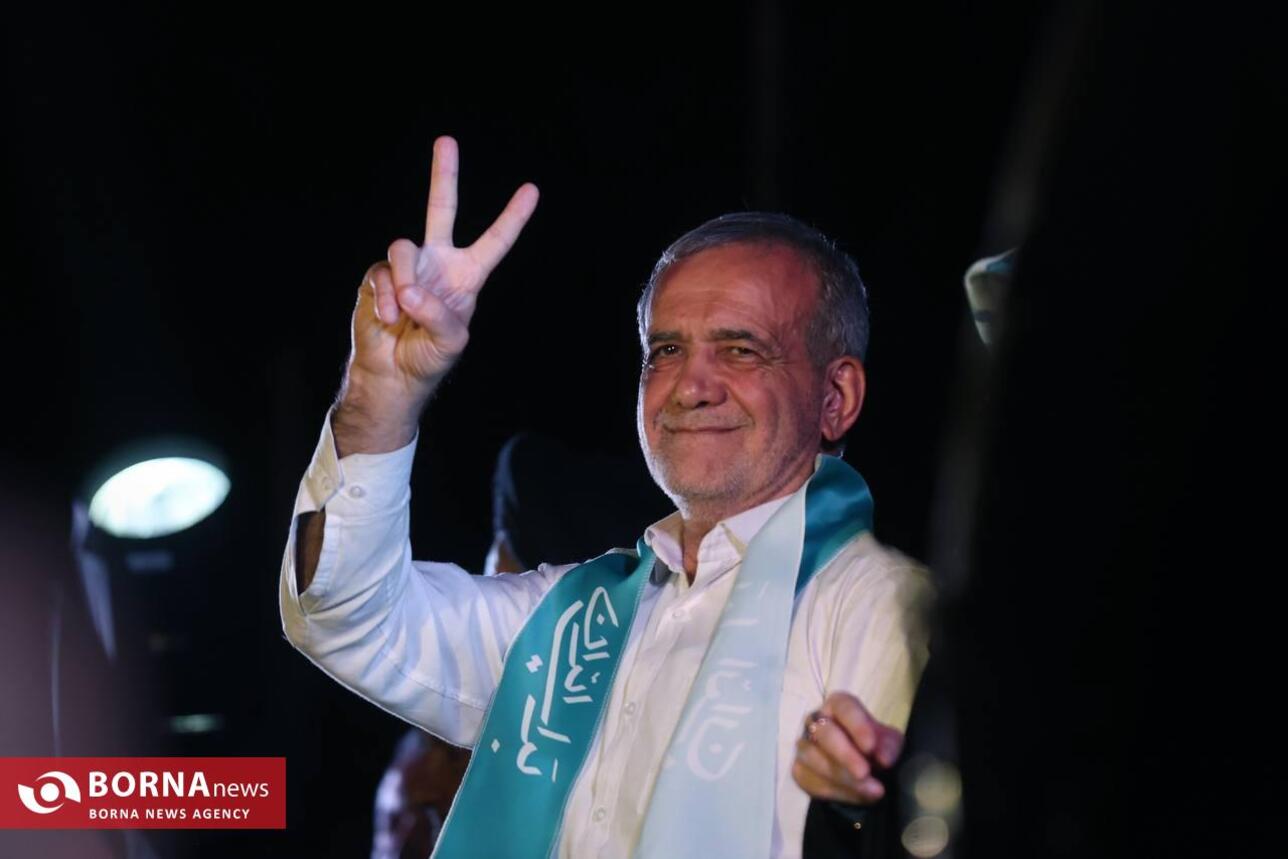 مسعود پزشکیان در آخرین همایش انتخاباتی در ورزشگاه حیدرنیا