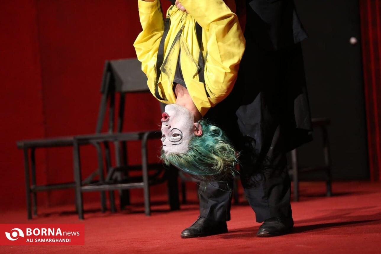 نمایش فیزیکدان ها در بندرانزلی