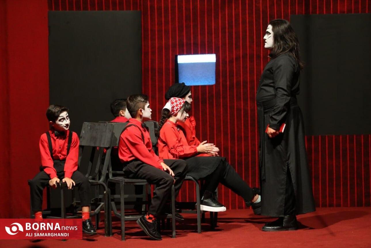 نمایش فیزیکدان ها در بندرانزلی