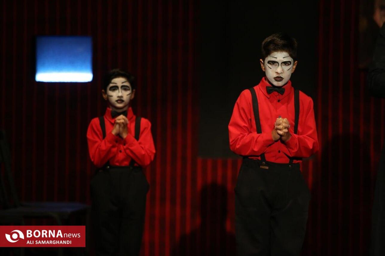 نمایش فیزیکدان ها در بندرانزلی