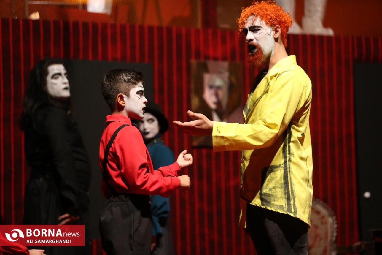 نمایش فیزیکدان ها در بندرانزلی