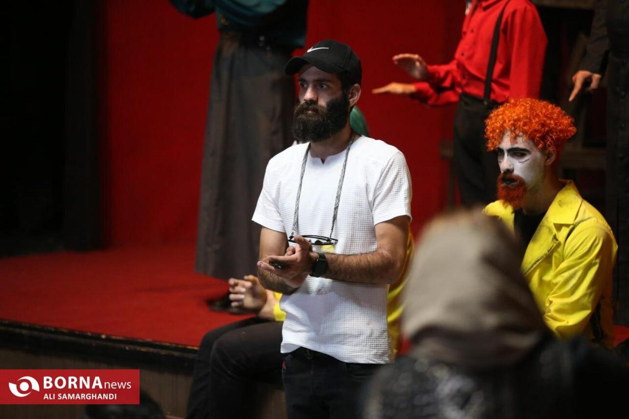 نمایش فیزیکدان ها در بندرانزلی