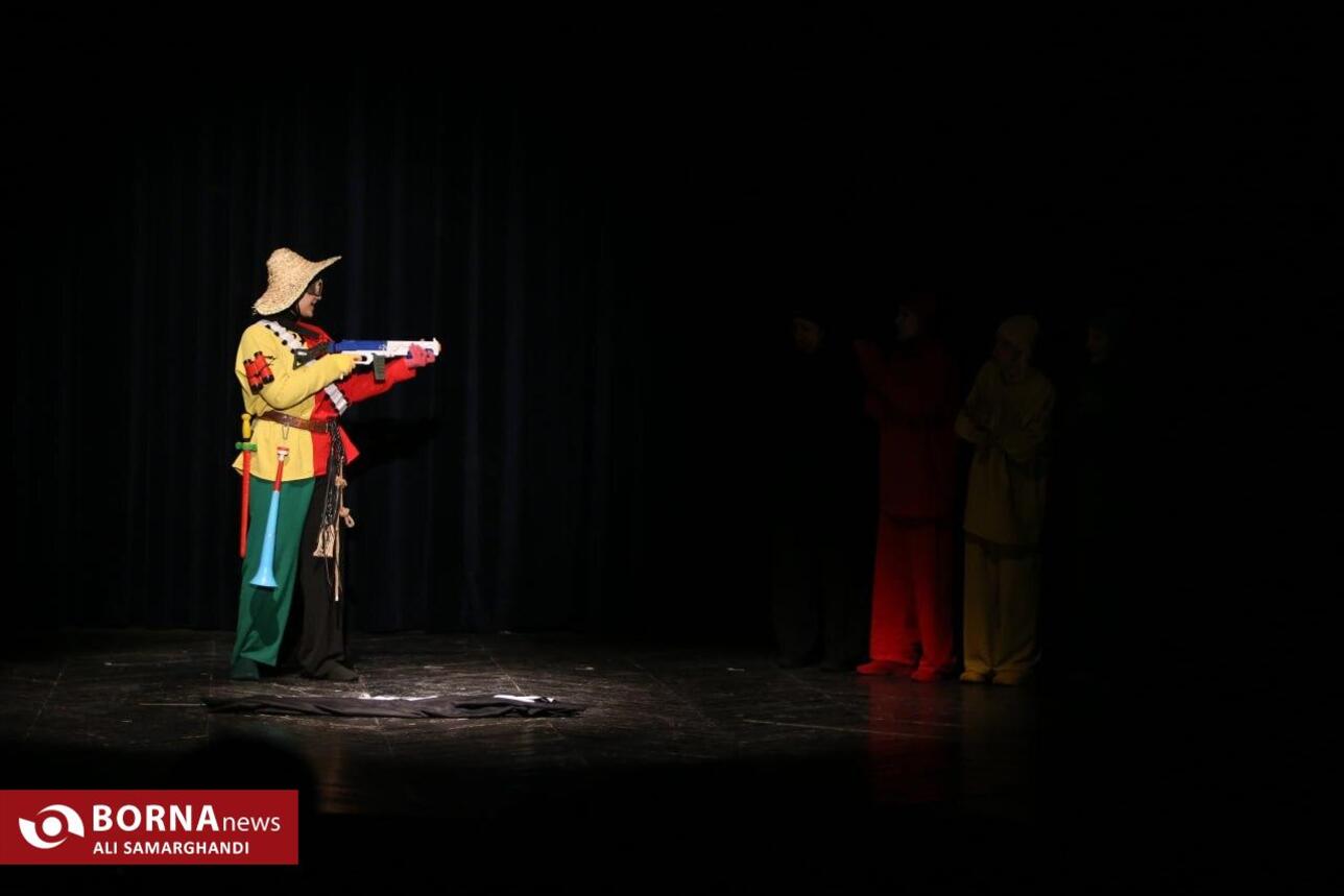 نمایش چهارصندوق در بندرانزلی