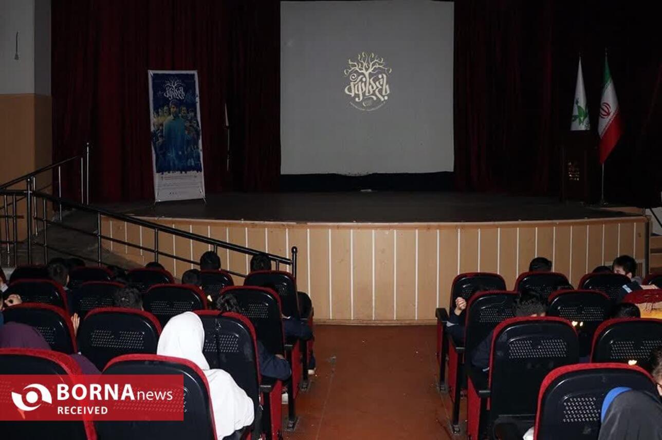 استقبال از اکران سیار فیلم سینمایی باغ‌کیانوش درهفته بسیج