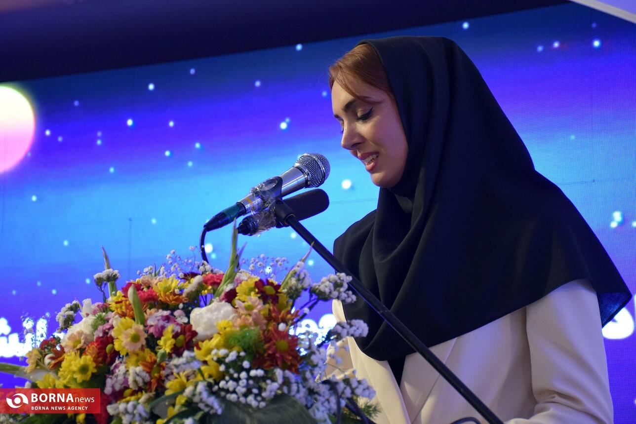 حضور نازنین رحمانی مربی تیم ملی پاروزنی در مراسم تجلیل از ورزشکاران استان کرمانشاه