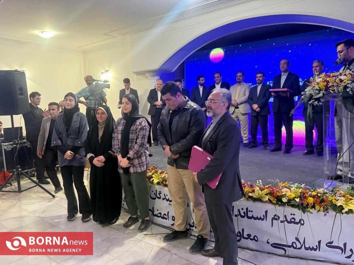 حضور سید رامین موذنی رئیس هیات و قهرمانان هیات ناشنوایان استان کرمانشاه در مراسم تجلیل از ورزشکاران استان