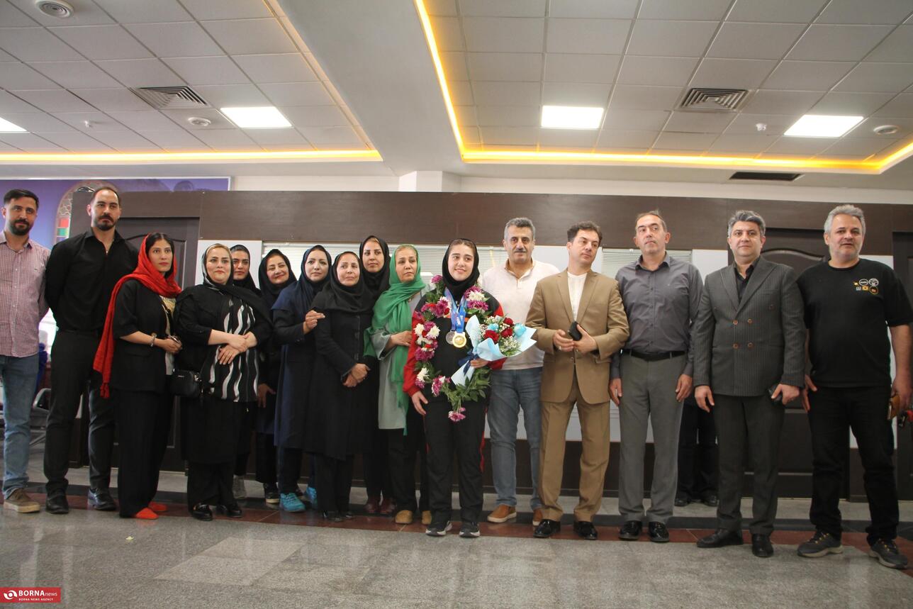 وانیا یاوری قهرمان تنیس روی میز در المپیک دانش آموزی به همراه هیات تنیس روی میز استان کرمانشاه