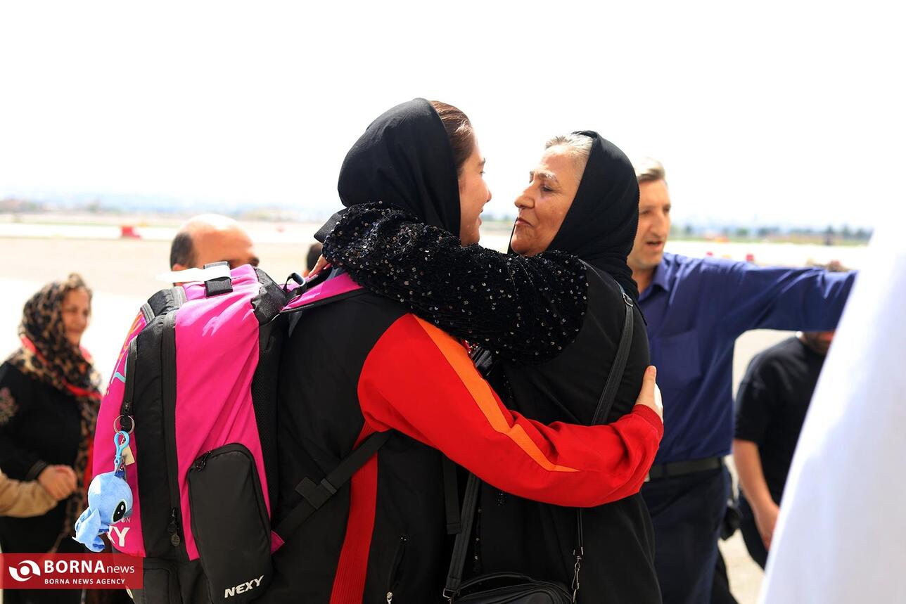 وانیا یاوری قهرمان تنیس روی میز در المپیک دانش آموزی در آغوش خانواده