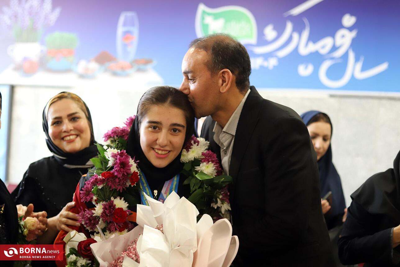 بوسه پدر وانیا یاوری قهرمان تنیس روی میز در المپیک دانش آموزی بر سر فرزندش