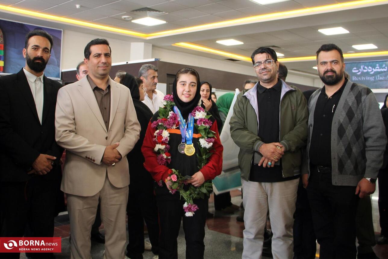 حضور مسئولین شهرداری در مراسم استقبال از وانیا یاوری قهرمان المپیک دانش آموزی