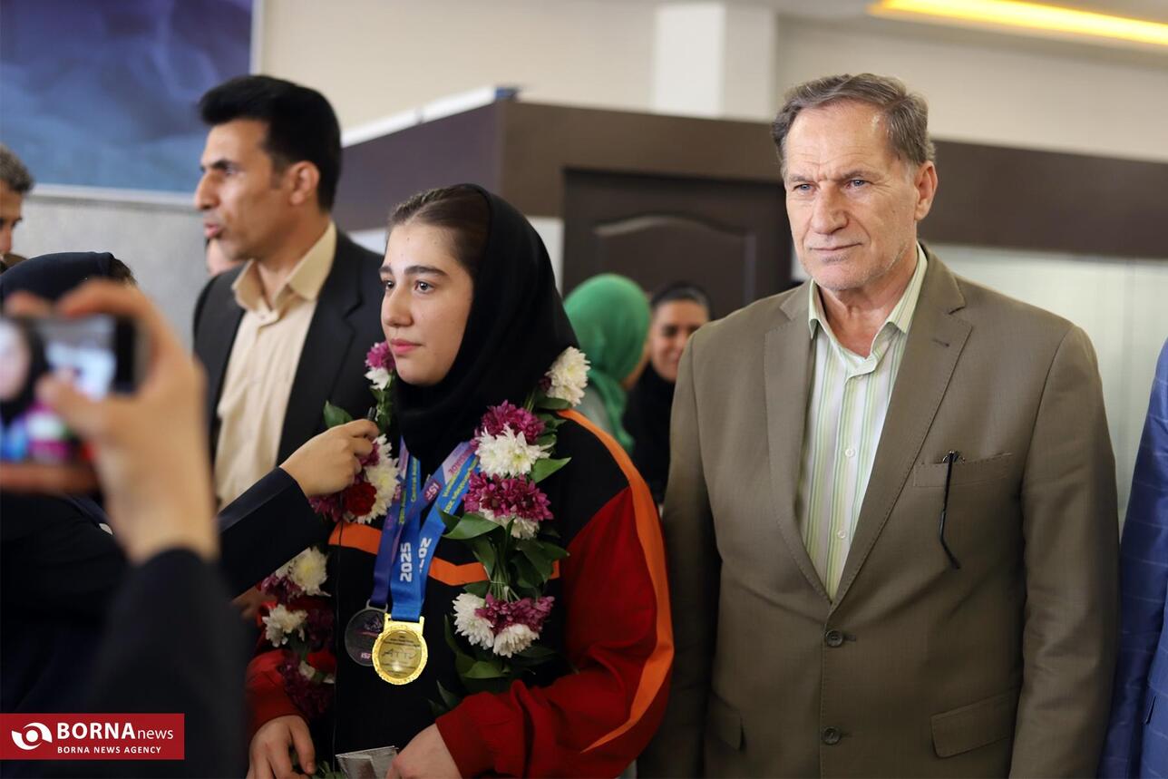 حضور مدیرکل آموزش و پرورش در مراسم استقبال از وانیا یاوری قهرمان المپیک دانش آموزی