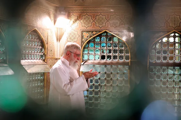 تصاویری از رهبر شهید انقلاب در مراسم غبارروبی حرم مطهر رضوی
