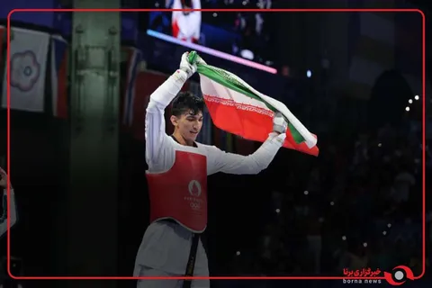 شادی، سجده شکر و دور افتخار با پرچم ایران آرین سلیمی پس از رسیدن به مدال طلای تکواندو در وزن بعلاوه ۸۰ کیلوگرم بازی‌های آسیایی