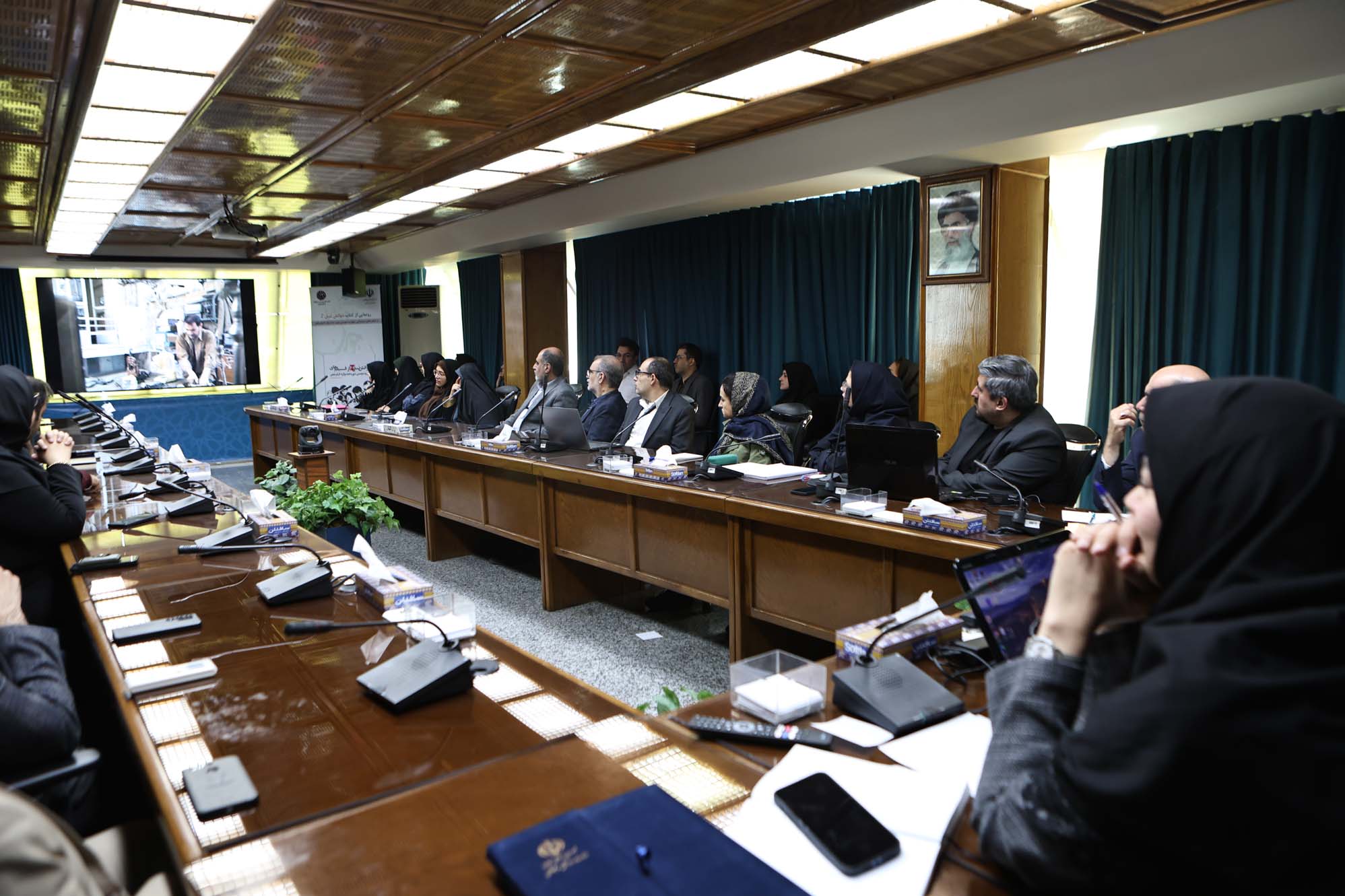 صدای نسل جوان باید در تصمیم‌سازی‌ها شنیده شود/ رونمایی از کتاب «خوانش فیلم‌های جشنواره فجر»