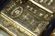 Gold prices rise as dollar concerns persist