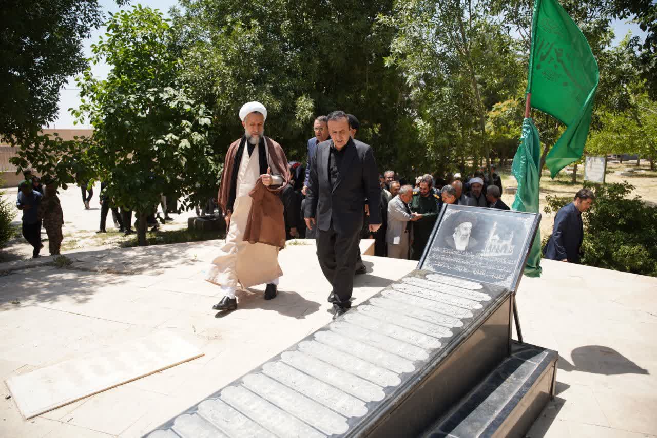حضور استاندار قزوین و نماینده ولیفقیه در استان در روستای آقابابا برای بزرگداشت شهید امت حضور استاندار قزوین و نماینده ولیفقیه در استان در روستای آقابابا برای بزرگداشت شهید امت