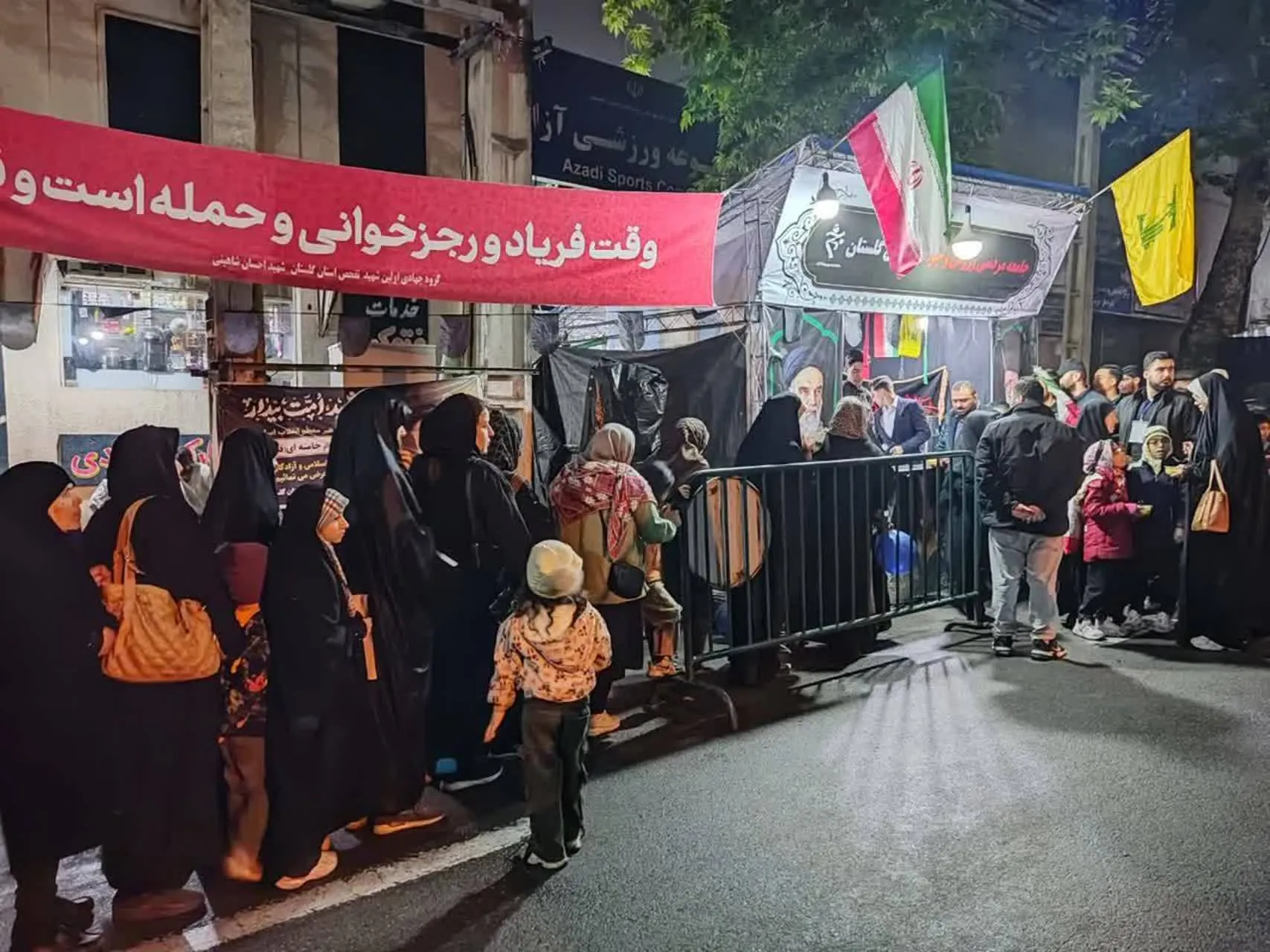 قهرمانان هیأت سهگانه گلستان در ادامه پویش «هر شب یک هیأت پای کار انقلاب» به برنامههای فرهنگی و اجتماعی جوانان پیوستند. قهرمانان هیأت سهگانه گلستان در ادامه پویش «هر شب یک هیأت پای کار انقلاب» به برنامههای فرهنگی و اجتماعی جوانان پیوستند.