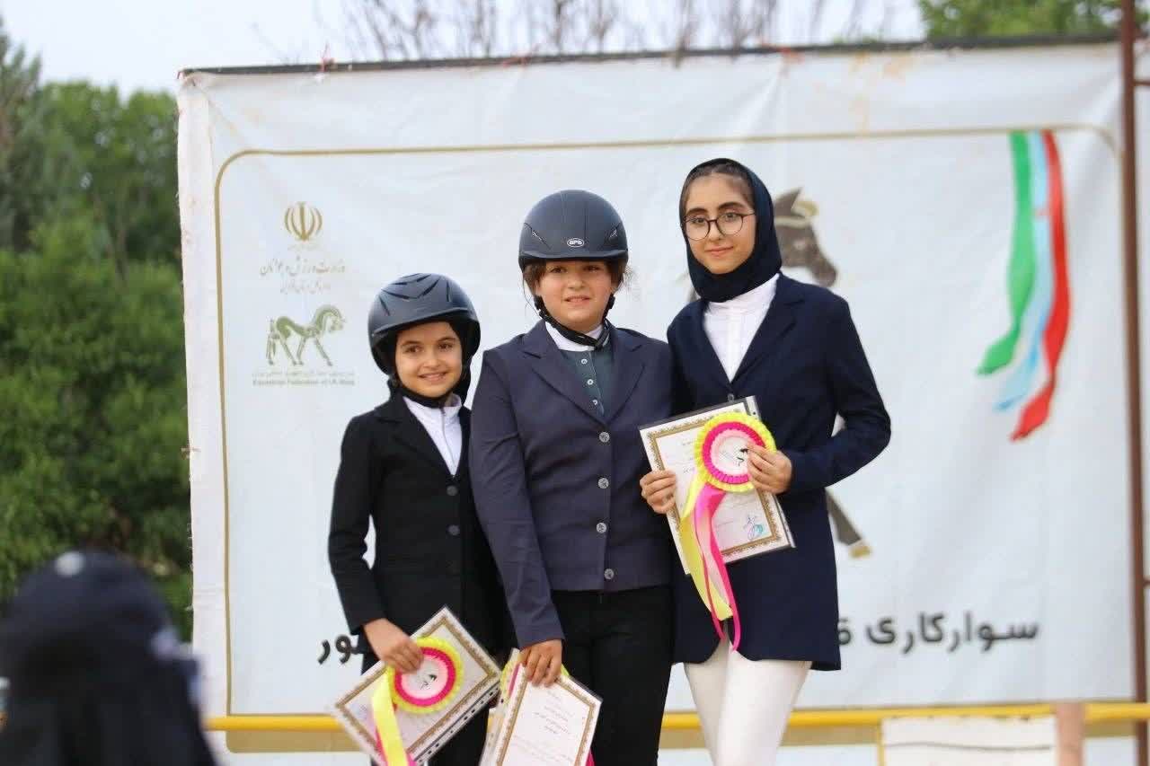 بانوان سوارکار بوی] نونهال و نوجوان استان قزوین در رقابتهای سوارکاری خوش درخشیده اند