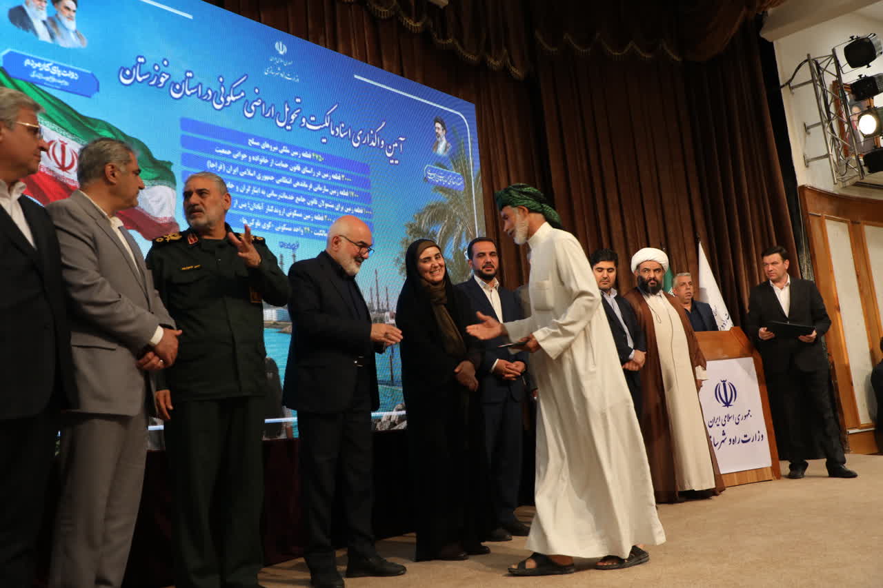 وزیر راه و شهرسازی: پرونده سنددار شدن منازل مسکونی باید تکمیل و به‌طور کامل بسته شود / واگذاری زمین به بیش از ۱۰ هزار واجد شرایط در خوزستان