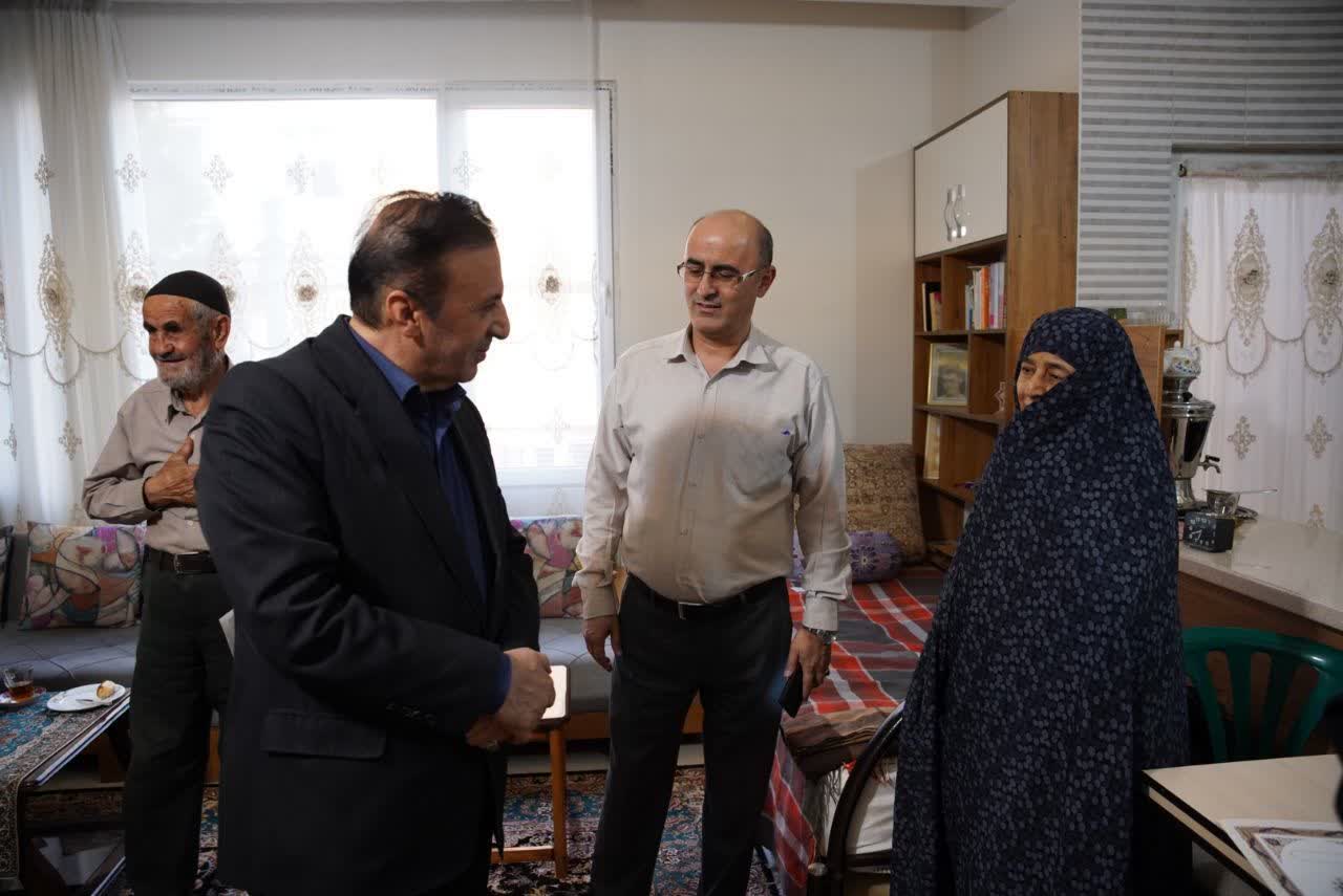 دیدار استاندار قزوین با خانواده امدادگر شهید هادی احمدی دیدار استاندار قزوین با خانواده امدادگر شهید هادی احمدی