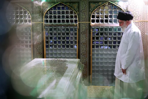 تصاویری از رهبر شهید انقلاب در مراسم غبارروبی حرم مطهر رضوی
