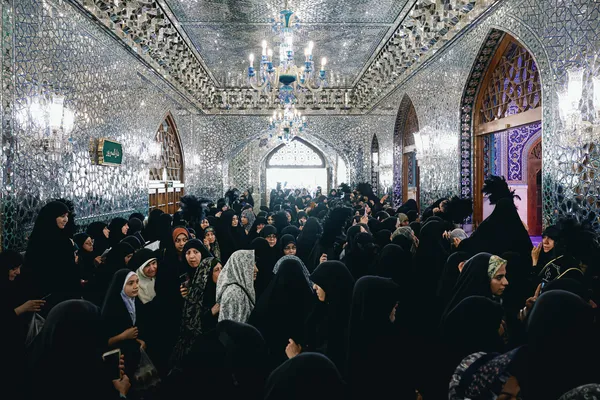  حضور مردم عزادار بر مزار مطهر رهبر شهید