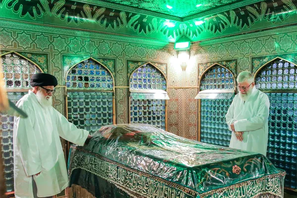 تصاویری از رهبر شهید انقلاب در مراسم غبارروبی حرم مطهر رضوی
