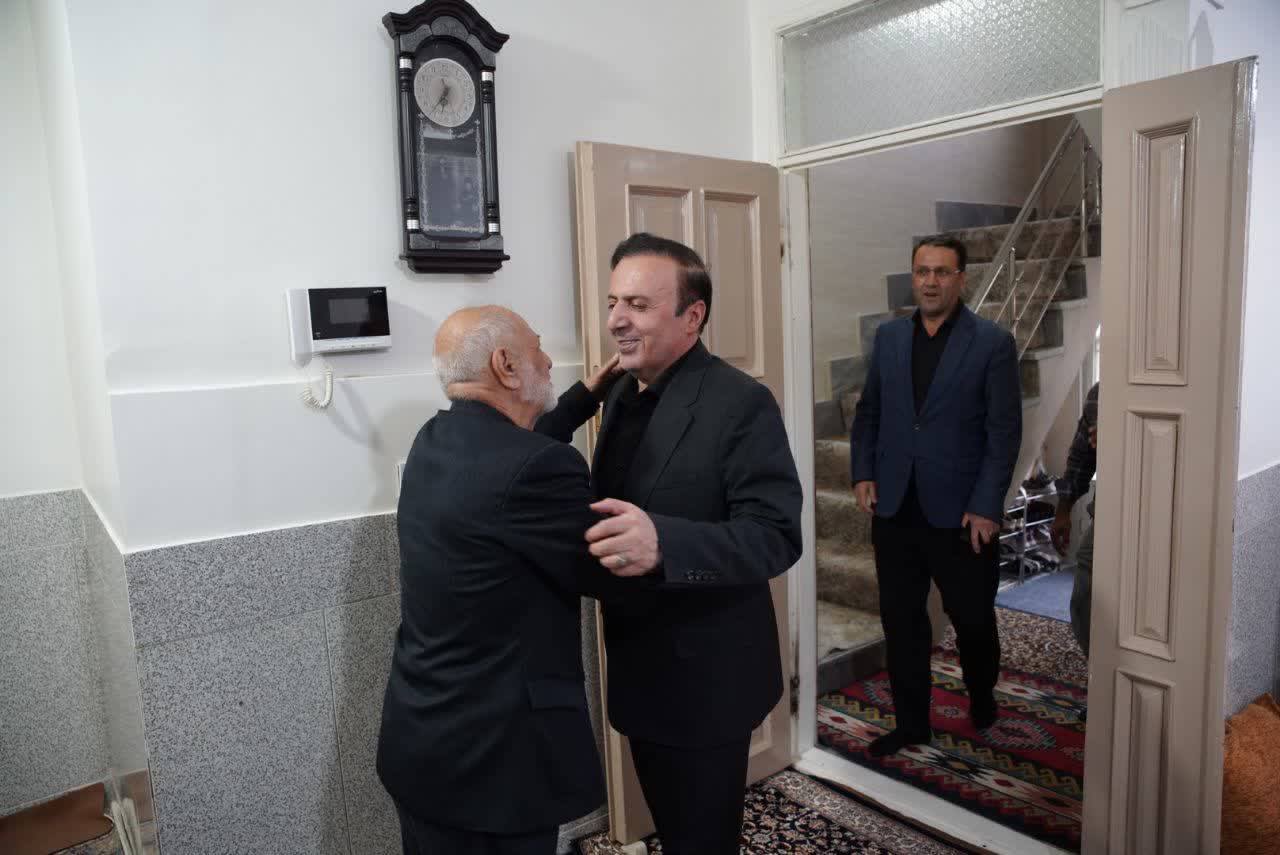 استاندار قزوین با خانواده شهید قدیر پیرمردوند چگینی دیدار و گفتگو کرد استاندار قزوین با خانواده شهید قدیر پیرمردوند چگینی دیدار و گفتگو کرد