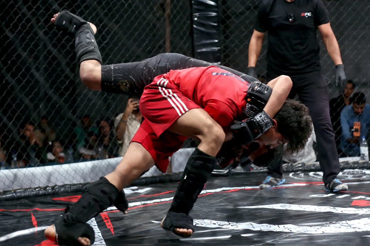 مسابقات هنرهای رزمی ترکیبی MMA در قم برگزار شد