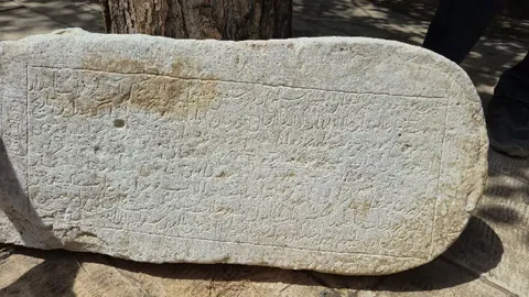 نقش‌برجسته‌ای از دل تاریخ؛ کشف وقف‌نامه‌ای ۶۶۰ ساله در مسجد جامع نیم‌ور