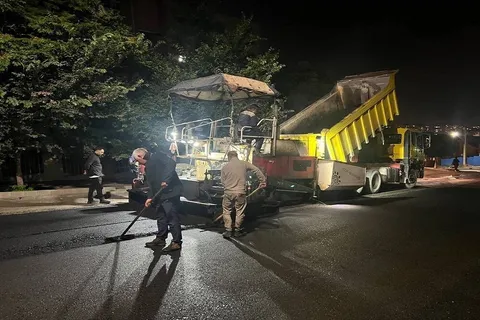 آغاز روکش آسفالت معابر منطقه ۲ سمنان با ۴۰۰ تن قیر
