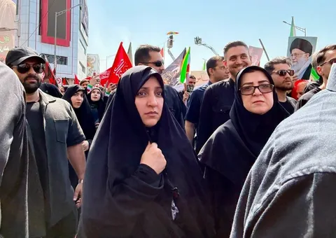 حضور زهرا بهروزآذر در مراسم تشییع آقای شهید ایران