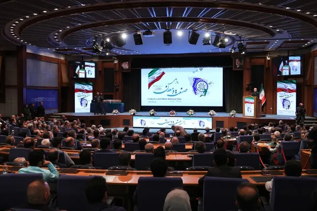 Pezeshkian Vows Diplomatic Resistance, Warns Against Undermining National Unity
