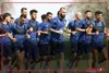 بازیکنان استقلال در میان تشویق هواداران برای گرم کردن وارد زمین شده‌اند