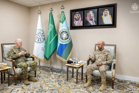 رایزنی رئیس ستاد ارتش عربستان و فرمانده نیروی زمینی سنتکام