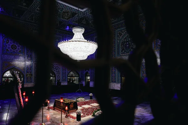  حضور مردم عزادار بر مزار مطهر رهبر شهید