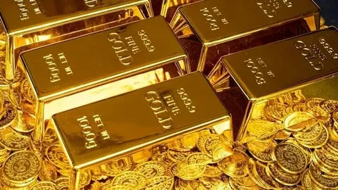 Gold prices plunge as Fed chief boosts rate-hike expectations