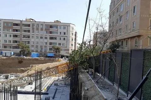 خسارت به ۹ خودرو، یک خانه و مصدوم شدن ۳ نفر در حادثه سقوط جرثقیل در خیابان پیامبر تهران