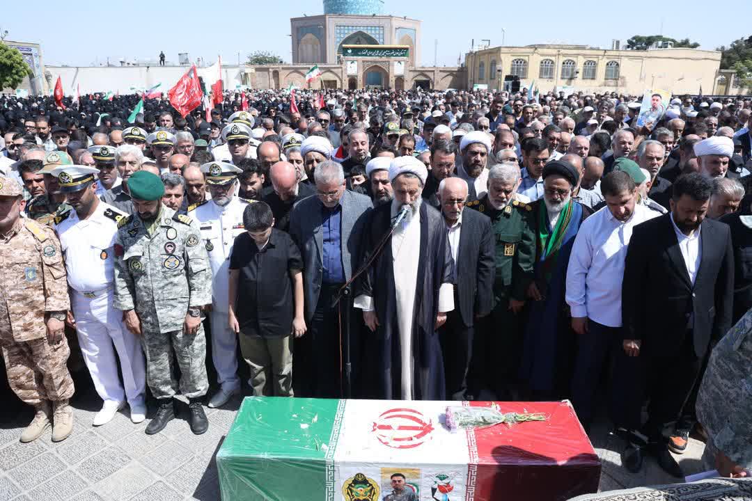 تشییع پیکر خلبان شهید حسین مهدویان در میان حضور گسترده مسئولان و مردم قزوین