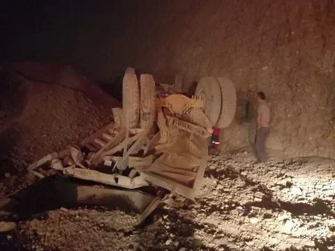 سقوط کمپرسی به عمق معدن شن و ماسه در شهر قدس