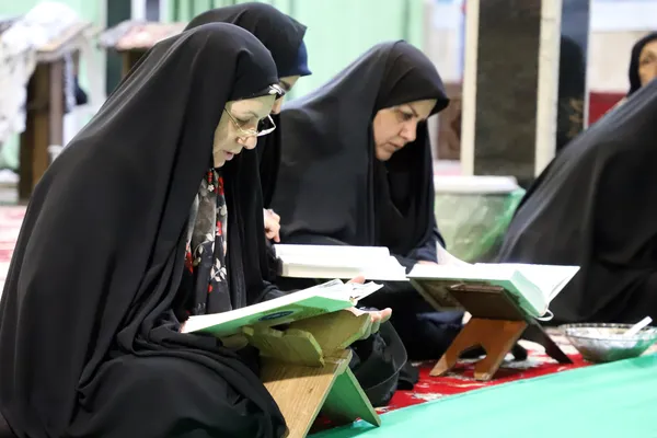 مراسم جزء خوانی قران کریم و برپایی سفره افطاری در ماه مبارک رمضان در مساجد و حسینیه های شهر کرمانشاه