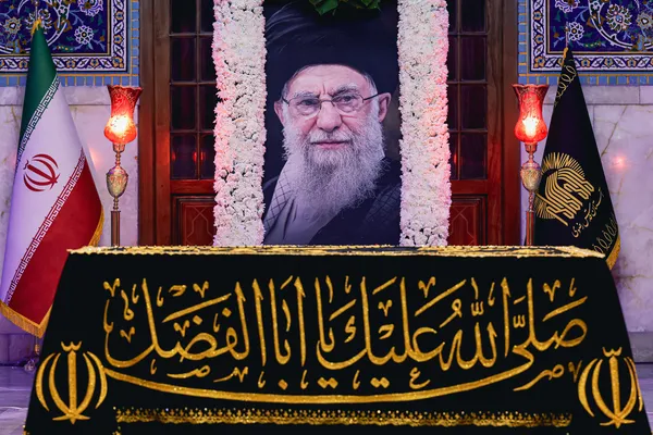  حضور مردم عزادار بر مزار مطهر رهبر شهید