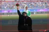 آتنا محمدی‌ها، با چادر روی سکو رفت و مدال نقره‌ را دریافت کرد