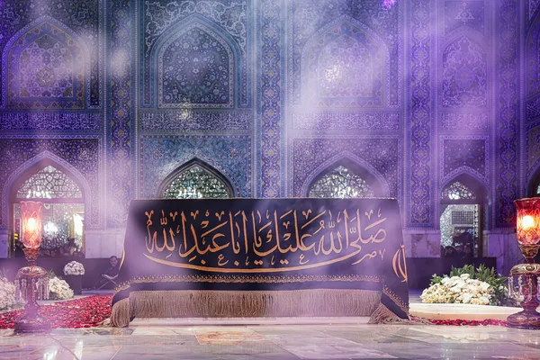  حضور مردم عزادار بر مزار مطهر رهبر شهید