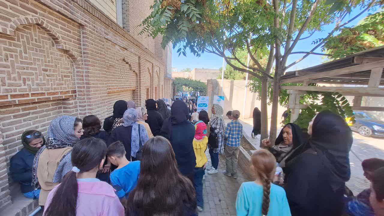 توزیع یک هزار بسته معیشتی و لوازم التحریر میان خانواده های نیازمند در قزوین
